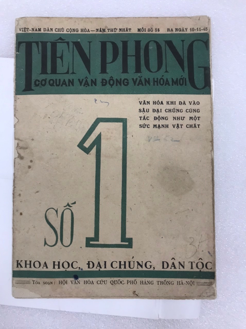 Tạp chí Tiên Phong, số 1, ra ngày 10 tháng 11 năm 1945 (Nguồn: Bảo tàng Lịch sử Quốc gia)
